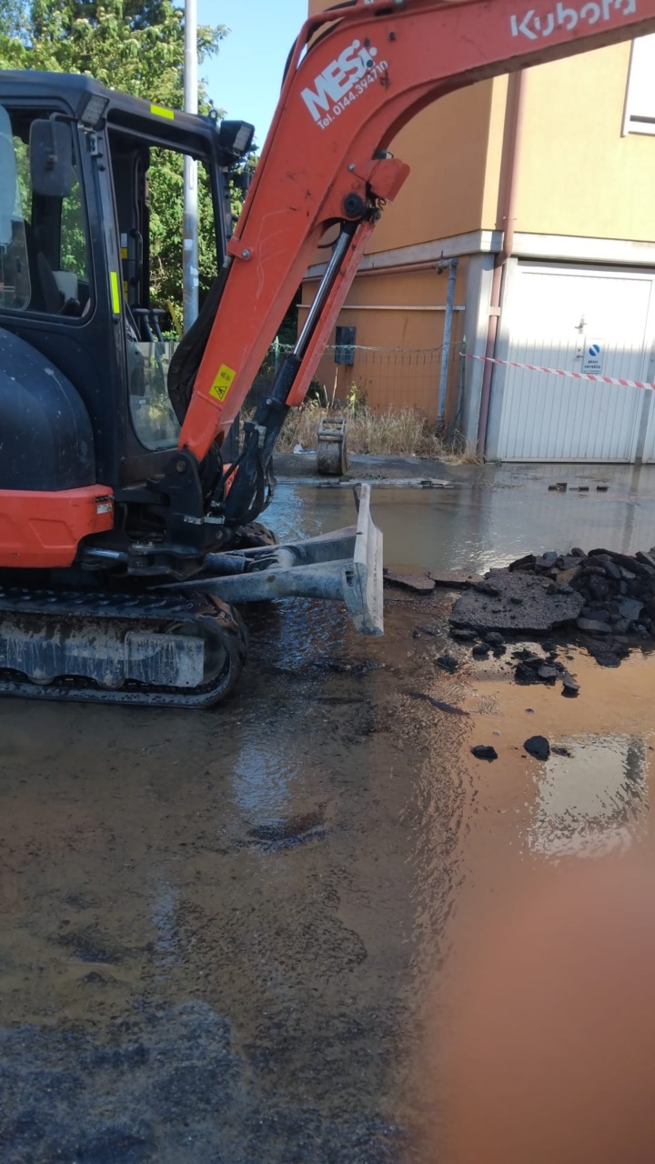 Dispersione d’acqua in via Vittime delle Foibe ad Alessandria: strada chiusa