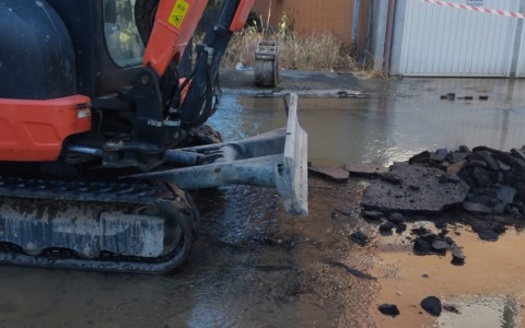 Dispersione d’acqua in via Vittime delle Foibe ad Alessandria: strada chiusa