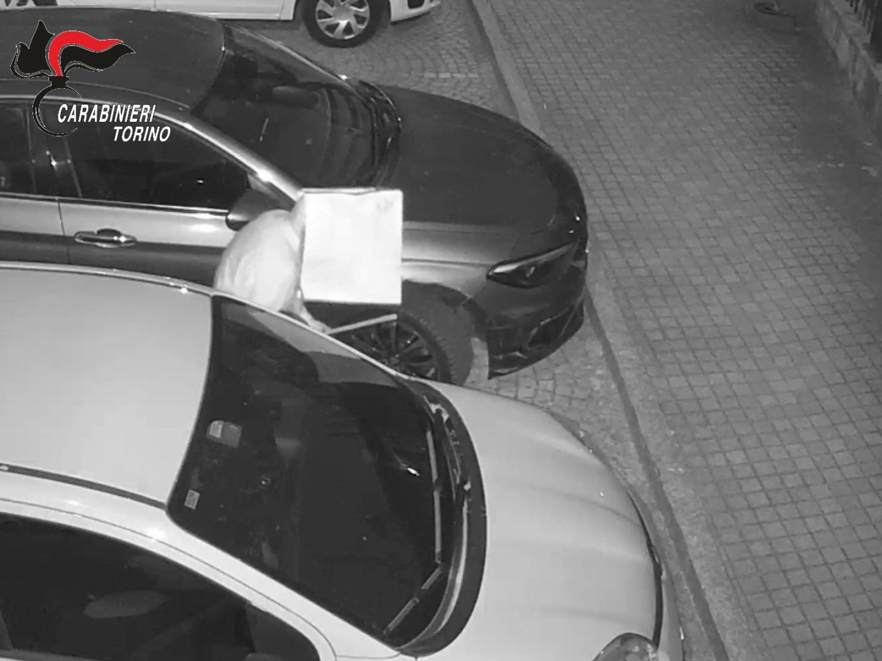 Incappucciato danneggia le auto con un bastone: denunciato anziano di Santena