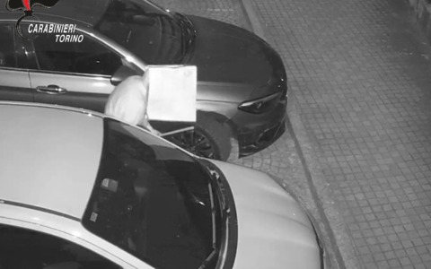Incappucciato danneggia le auto con un bastone: denunciato anziano di Santena