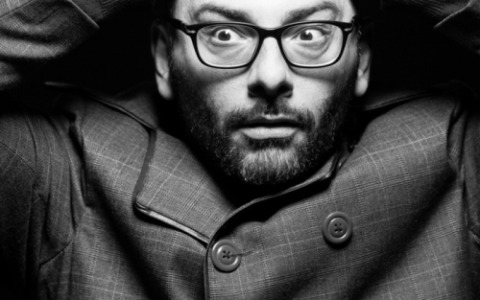 Dario Benedetto torna a Valenza: al Teatro Sociale il gran finale di “Genius Loci” con “Non si mangia”