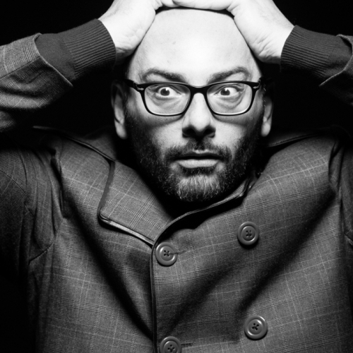Dario Benedetto torna a Valenza: al Teatro Sociale il gran finale di “Genius Loci” con “Non si mangia”