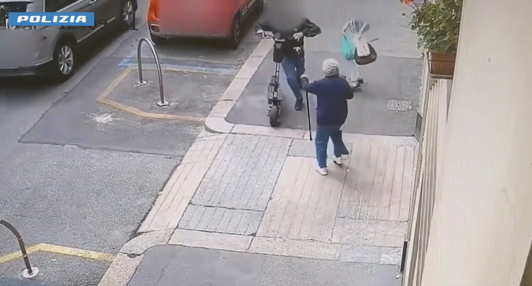Strappa la collana dal collo di una donna anziana a Torino: individuato e denunciato