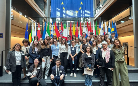 Tre studentesse tortonesi a Strasburgo per lo stage dei vincitori del concorso “Diventiamo cittadini Europei”