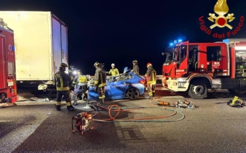 Schianto tra auto e tir sulla A1: muore un giovani di Alessandria