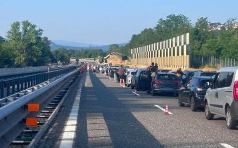 Tragedia sull’A26: motociclista perde la vita in uno scontro con un’auto