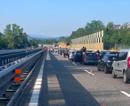 Tragedia sull’A26: motociclista perde la vita in uno scontro con un’auto