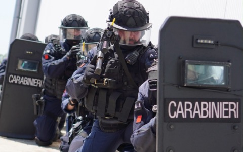 Caselle, esercitazione dei Carabinieri alla Leonardo: simulato un dipendente armato con ostaggio