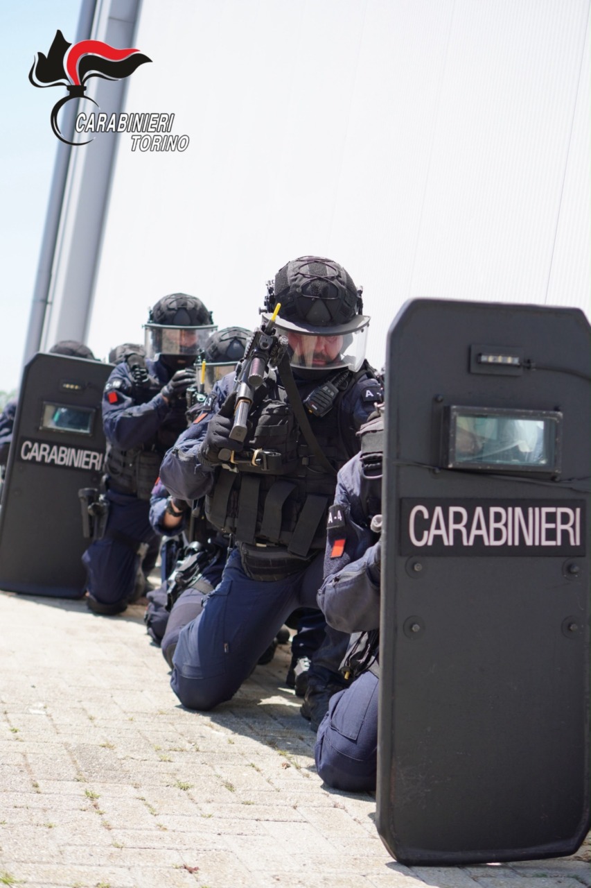 Caselle, esercitazione dei Carabinieri alla Leonardo: simulato un dipendente armato con ostaggio