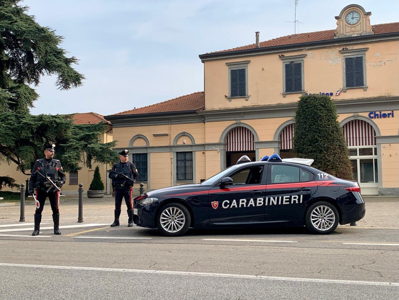 Tenta di soffocare la madre per una bolletta: arrestato 33enne nel Torinese