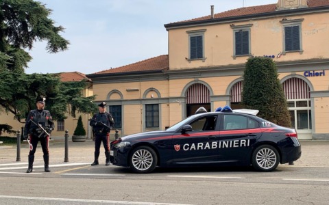 Tenta di soffocare la madre per una bolletta: arrestato 33enne nel Torinese