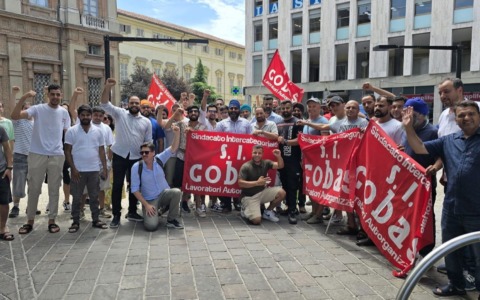 Sospeso lo sciopero davanti al magazzino In’s di Tortona, Si Cobas: “Allontanato il capo area”