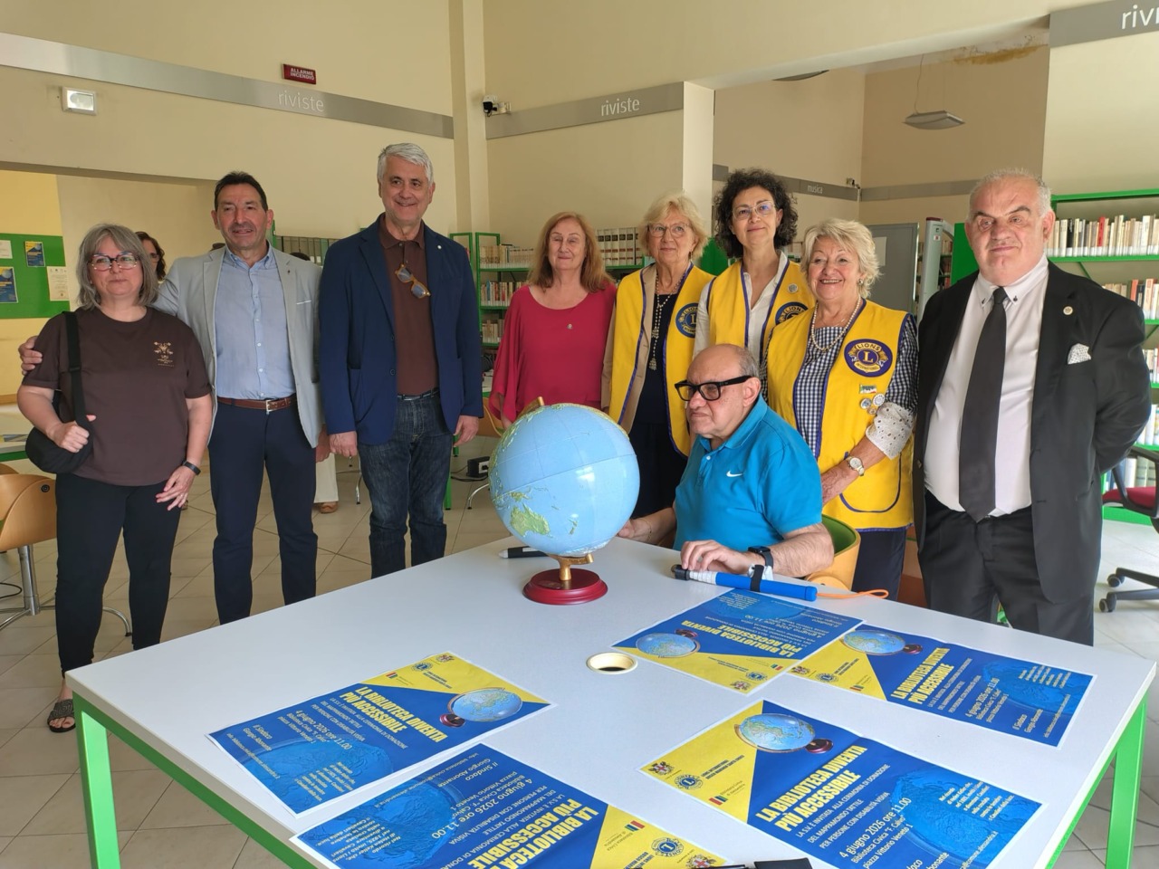 I Lions donano un mappamondo tattile alla Biblioteca civica di Alessandria
