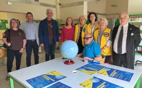 I Lions donano un mappamondo tattile alla Biblioteca civica di Alessandria