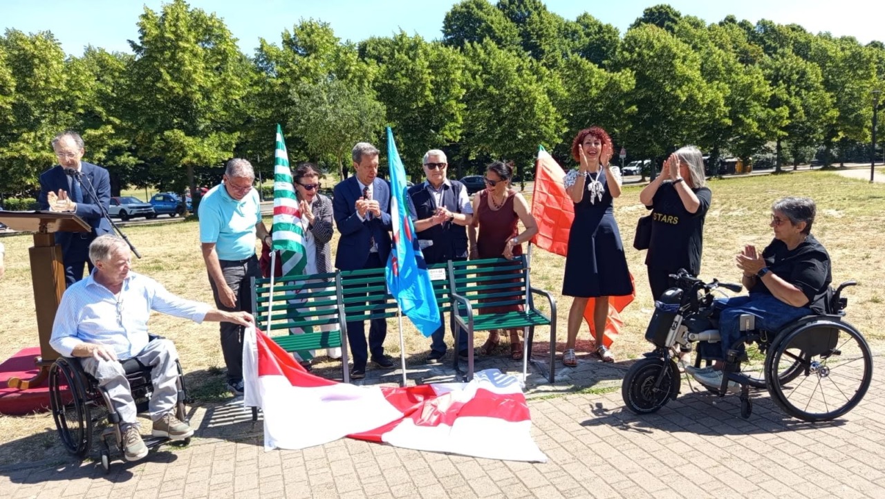 Siamo Tutti Pedoni: una panchina inclusiva al Parco Carrà, donata dal sindacato dei pensionati