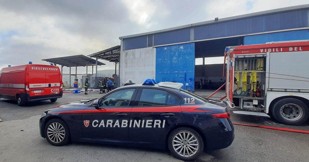 Incendio in un deposito di autotrasporti a Pozzolo Formigaro: sul posto Vigili del Fuoco e Carabinieri