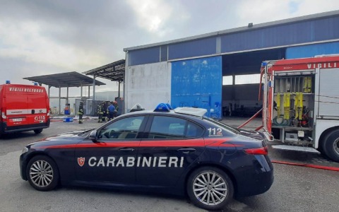 Incendio in un deposito di autotrasporti a Pozzolo Formigaro: sul posto Vigili del Fuoco e Carabinieri