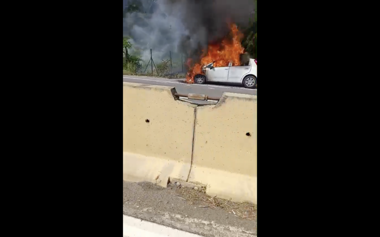 Auto in fiamme sulla Statale 10 a Spinetta Marengo, traffico in difficoltà