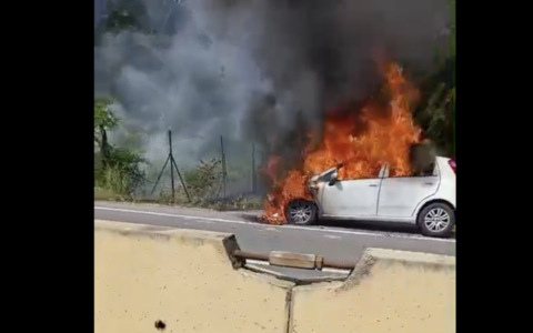 Auto in fiamme sulla Statale 10 a Spinetta Marengo, traffico in difficoltà