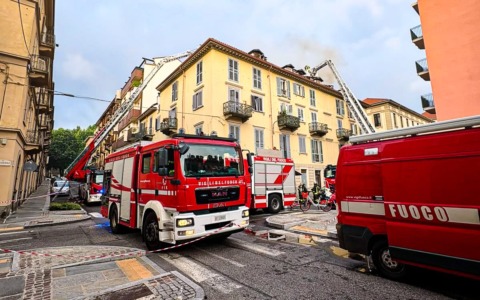 Incendio all’alba in una palazzina di Torino, evacuato l’edificio
