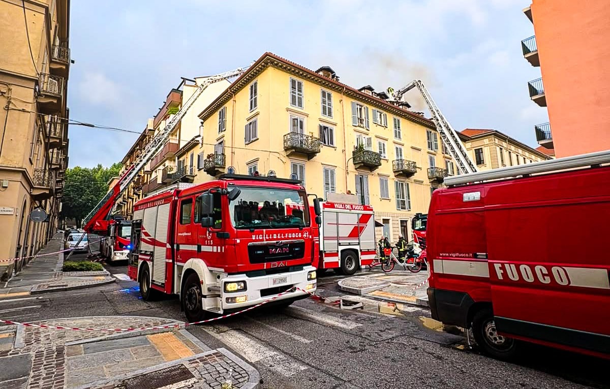 Incendio all’alba in una palazzina di Torino, evacuato l’edificio