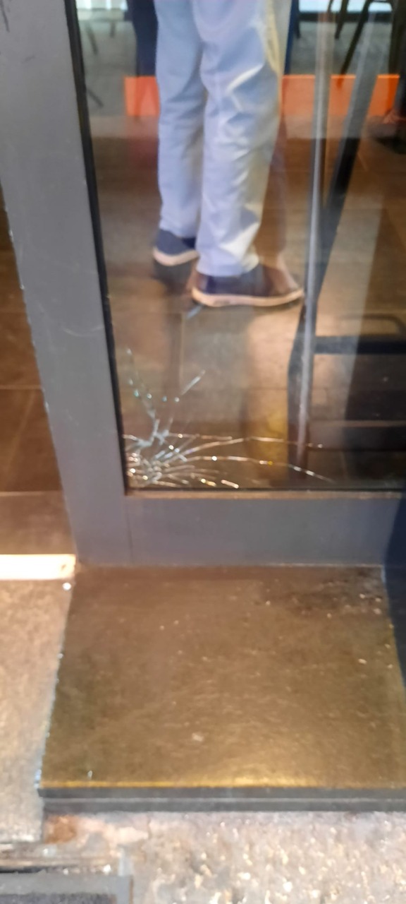 Alessandria, vandalizzate le vetrine del Caffè degli Artisti