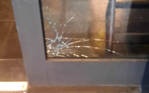 Alessandria, vandalizzate le vetrine del Caffè degli Artisti