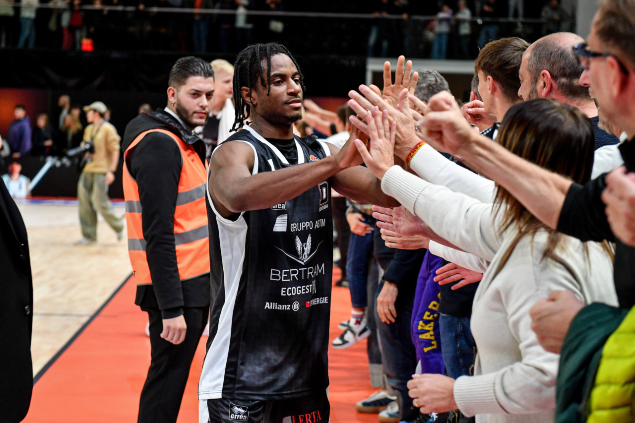 Ezra Manjon lascia il Derthona Basket, la società: “Grazie di tutto Ez”