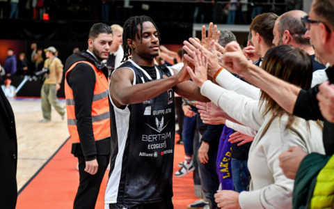 Ezra Manjon lascia il Derthona Basket, la società: “Grazie di tutto Ez”