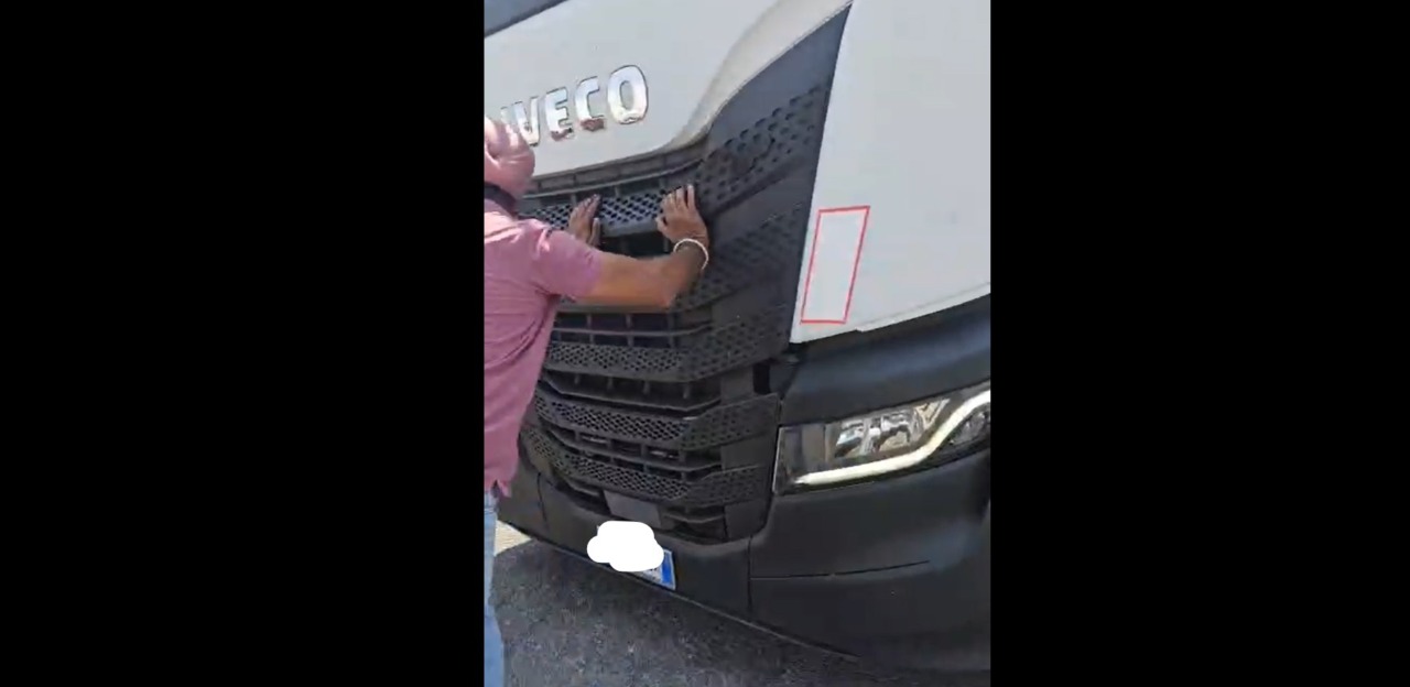 Tortona, tensione al presidio della Man Hand Work: camion contro lavoratori. Tre in ospedale