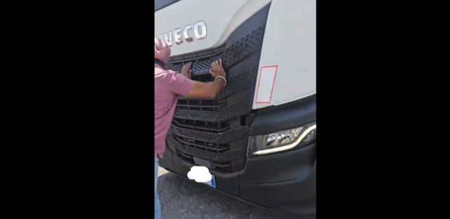 Tortona, tensione al presidio della Man Hand Work: camion contro lavoratori. Tre in ospedale