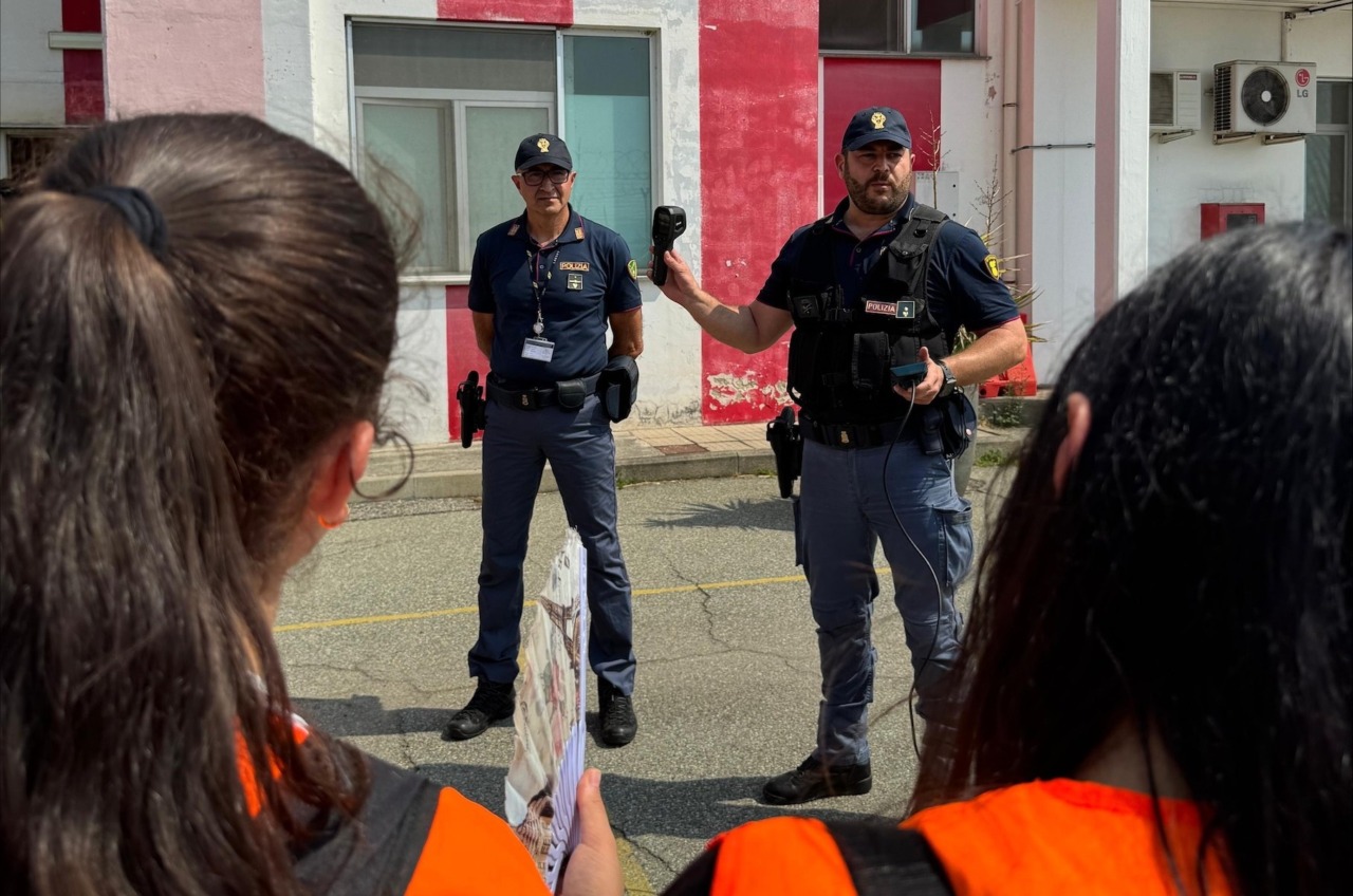 I ragazzi dell’associazione “Il Nostro Pianeta ETS” incontrano la Polizia di Frontiera di Caselle