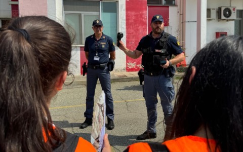 I ragazzi dell’associazione “Il Nostro Pianeta ETS” incontrano la Polizia di Frontiera di Caselle