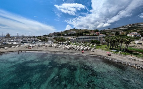 Vacanze nella Riviera dei Fiori: l’offerta ricettiva tra mare e sport per la stagione estiva