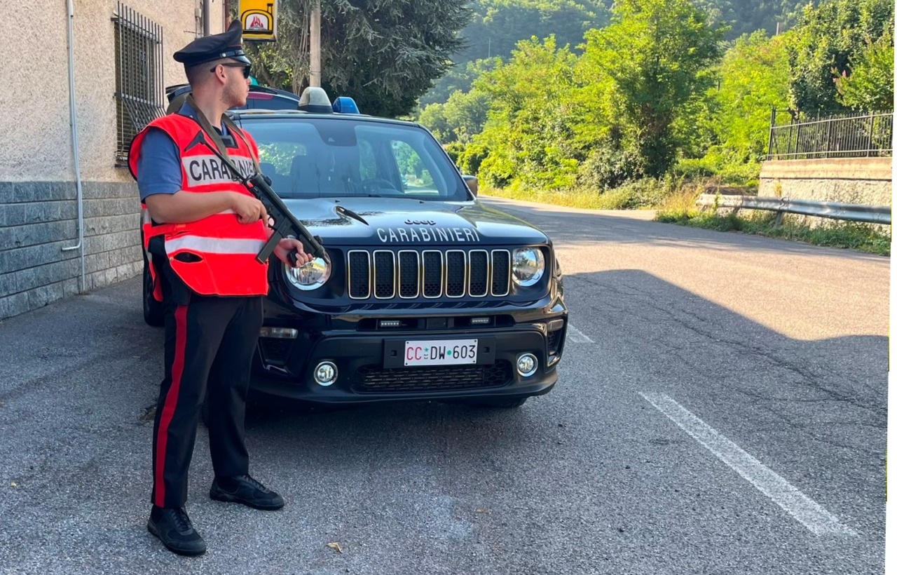 Lite tra vicini ad Arquata Scrivia degenera con una coltellata e colpo di pistola a salve: due denunce