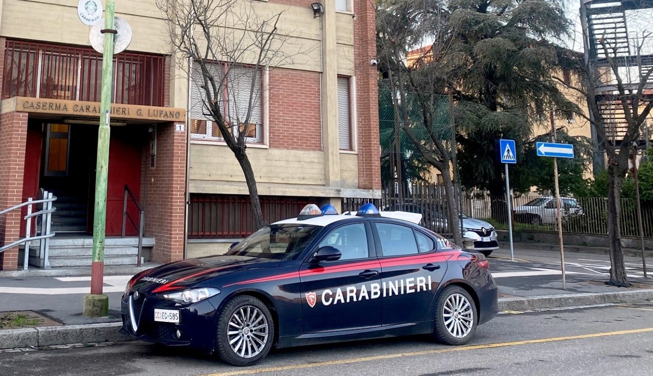 Chiede soldi ai genitori e distrugge la casa: arrestato 20enne dopo l’ennesima lite violenta