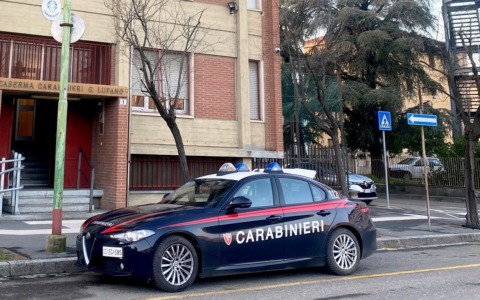 Chiede soldi ai genitori e distrugge la casa: arrestato 20enne dopo l’ennesima lite violenta