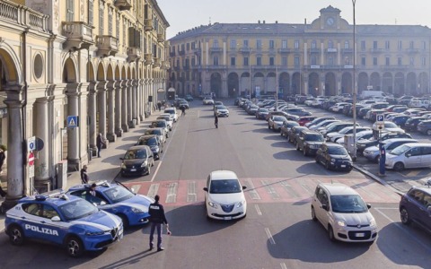 Alessandria, arrestato presunto spacciatore in centro: sequestrati hashish, cocaina e marijuana