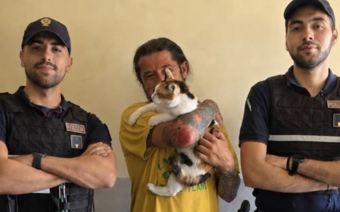 Torino: la Polizia salva un gatto rimasto intrappolato per due giorni in un garage