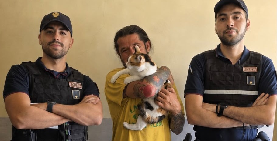 Torino: la Polizia salva un gatto rimasto intrappolato per due giorni in un garage