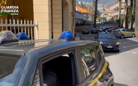 La prostituzione viaggia sul web. La Finanza scopre un business da 4 milioni di euro