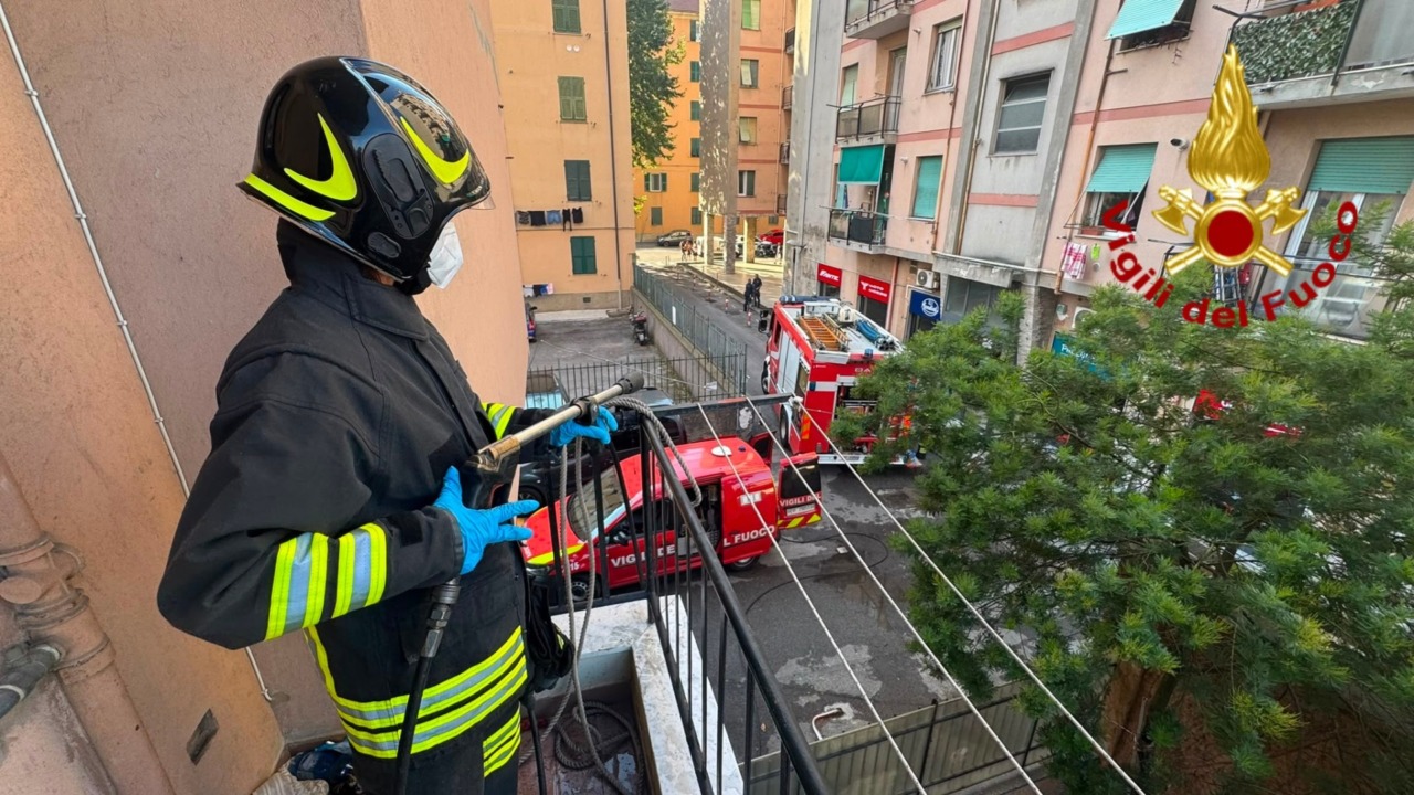 Genova, incendio in cucina in via Fillak: salvata una persona dai Vigili del Fuoco