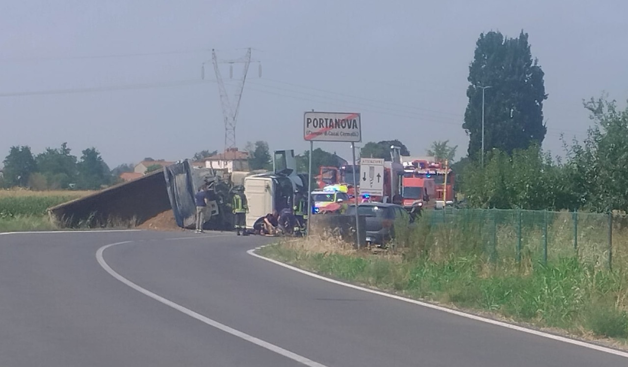 Camion ribaltato sulla strada provinciale 185 a Portanova