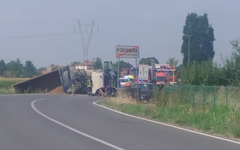 Camion ribaltato sulla strada provinciale 185 a Portanova