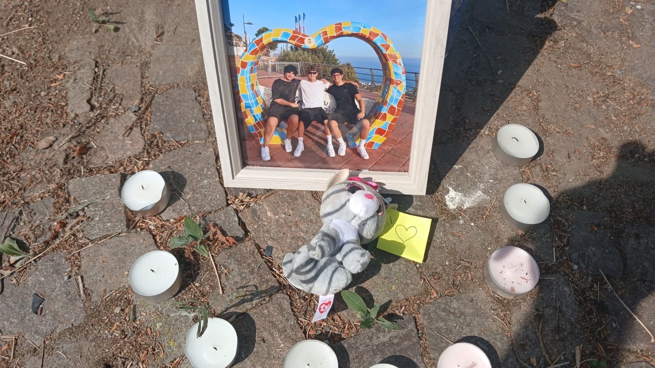 A Valenza fiori, palloncini e una foto per ricordare il giovane Mattia Torre