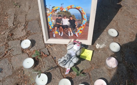 A Valenza fiori, palloncini e una foto per ricordare il giovane Mattia Torre