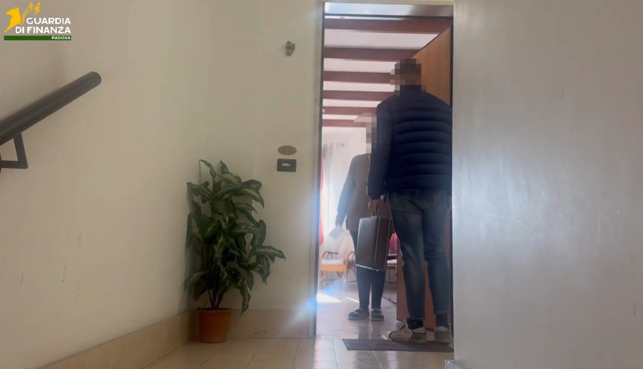 Vite di lusso sulle spalle dei pensionati, sei rinvii a giudizio per le truffe con il “porta a porta”