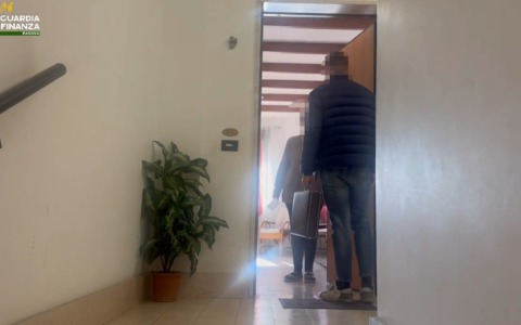 Vite di lusso sulle spalle dei pensionati, sei rinvii a giudizio per le truffe con il “porta a porta”