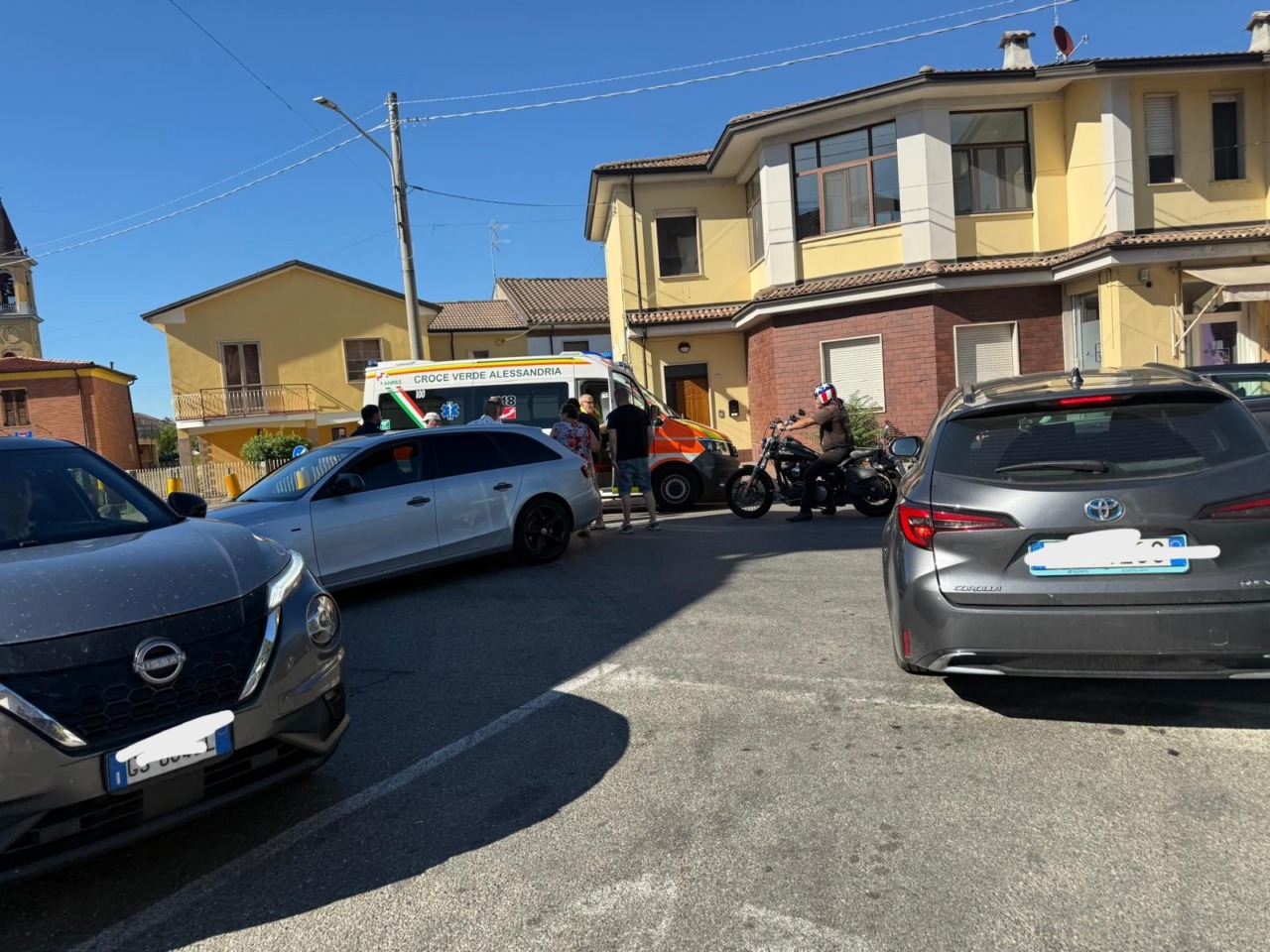 Scontro tra auto e motorino all’incrocio tra via Genova e via Frugarolo a Spinetta Marengo