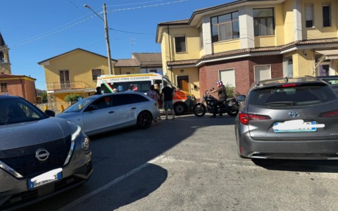 Scontro tra auto e motorino all’incrocio tra via Genova e via Frugarolo a Spinetta Marengo